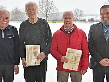 Für 40-jährige Mitgliedschaft ehrten die Sportfreunde Manfred Gütlein und Karl-Josef Räder (2. und 3. von links); links Ehrenamtsbeauftragter Alfred Heinemann, rechts Vorsitzender Dominik Präger Foto: Helmut Will