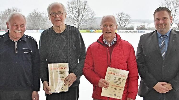 Für 40-jährige Mitgliedschaft ehrten die Sportfreunde Manfred Gütlein und Karl-Josef Räder (2. und 3. von links); links Ehrenamtsbeauftragter Alfred Heinemann, rechts Vorsitzender Dominik Präger Foto: Helmut Will