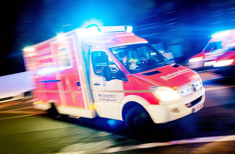 Schwerer Unfall im Kreis Lichtenfels: Auto kracht frontal in Baum - Fahrer (24) lebensgefährlich verletzt