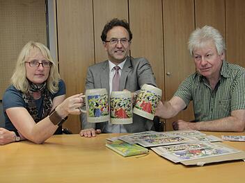 Museumsleiterin Susanne Fischer, Sparkassen-Chef Ewald Maier und Harald Hubl (v. l.) stoßen auf den siebten Annafest-Krug an. Foto: Josef Hofbauer