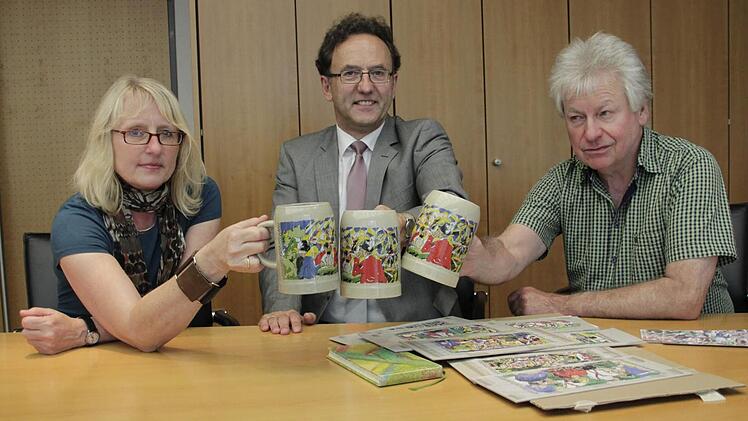 Museumsleiterin Susanne Fischer, Sparkassen-Chef Ewald Maier und Harald Hubl (v. l.) stoßen auf den siebten Annafest-Krug an. Foto: Josef Hofbauer