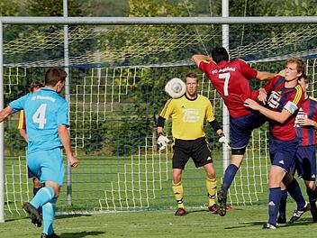 Machtlos sind die Augsfelder Peter Hertel, Paul Esch und Torwart Stober (von rechts) gegen den Schuss des Gästespielers Leonhart (links) zum 0:2.