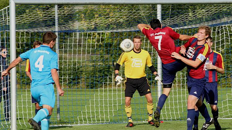 Machtlos sind die Augsfelder Peter Hertel, Paul Esch und Torwart Stober (von rechts) gegen den Schuss des Gästespielers Leonhart (links) zum 0:2.