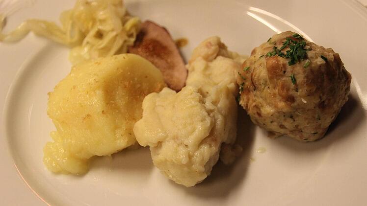 Tolles Trio: Schäl- und Mehlkoß begleitet vom Laugenbrezen-Knödel (von links).
