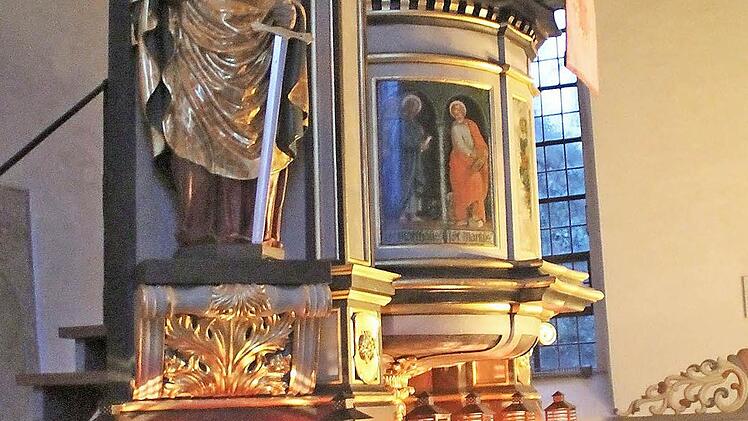Seitenansicht des beleuchteten Altars.