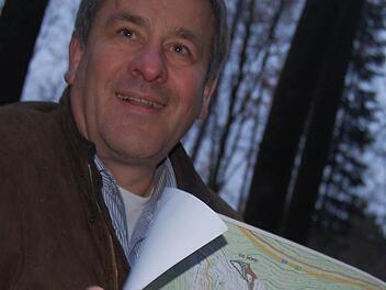 Wilhelm Schmalen von der Bayerischen Forstverwaltung im Stadtwald Bad Brückenau. In der Hand hält er eine Karte vom Stadtwald im Maßstab 1:10 000.  Foto: Archiv/ Steffen Standke