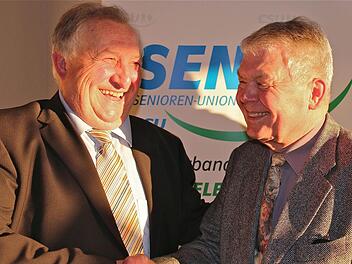 Wechsel bei der Senioren-CSU Hammelburg. Vorsitzender Reiner Reuß (links) löst Peter Klaje ab.  Foto: Schaar