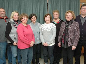 Künftig wird der Obst- und Gartenbauverein Neu- und Neershof von dem teilerneuerten Vorstand geleitet. Von links: Werner Wollandt. Verena Derks, Hannelore Krautworst, Monika Herold, Petra Prause, Martina Franzl, Monika Hahn und Volker Hahn. Foto: Edwin Meißinger