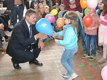 Viel Freude bereiteten Gerhard Wunder die Glückwünsche und Vorträge der Kinder.  Foto: Hans Franz