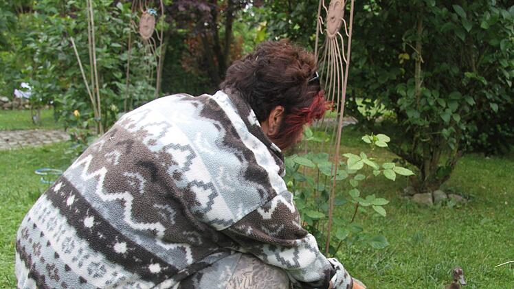 Christine Hafermann könnte weinen, wenn sie ihre kleinen Entlein anschaut: Denn die Entenmutter wurde ein Opfer der Fuchsfamilie. Hafermann päppelt die Küken jetzt per Hand auf. Foto: Sonny Adam