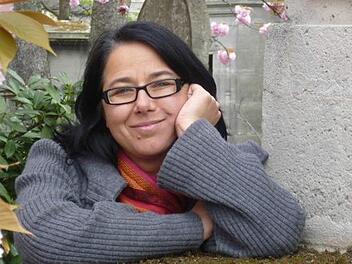 Tessa Korber liebt Katzen. Andere Schriftsteller tun das auch und haben den Samtpfoten lyrisch ein Denkmal gesetzt. Korber hat die sch&ouml;nsten Liebeserkl&auml;rungen  f&uuml;r Samtpfoten gesammelt.PR