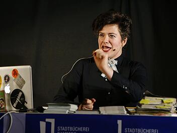Nora Gomringer in der Bamberger Stadtbücherei  Foto: Matthias Hoch