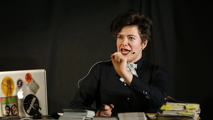 Nora Gomringer in der Bamberger Stadtbücherei  Foto: Matthias Hoch