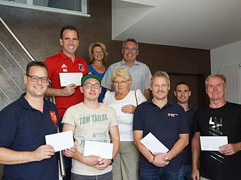Spende: Tobias Pfülb (Fuschter Musikanten), Alexander Lebsak (Feuerwehr), Brigitte Burtchen (Obst- und Gartenbauverein), Stephan Kippes (Rotes Kreuz), Tobias Stöth, Rainer Lell (Faschingsclub) und hinten René Gerner (FC Fuchsstadt) sowie Birgit und Mathias Stöth. Foto: Guzy