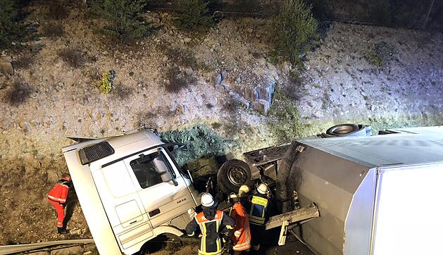 Gegen Felswand gekracht: Trucker verstirbt am Unfallort