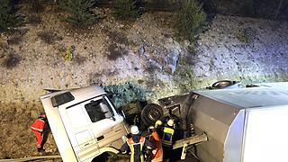 Gegen Felswand gekracht: Trucker verstirbt am Unfallort