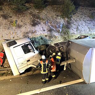 Gegen Felswand gekracht: Trucker verstirbt am Unfallort