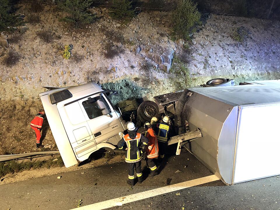 Gegen Felswand gekracht: Trucker verstirbt am Unfallort
