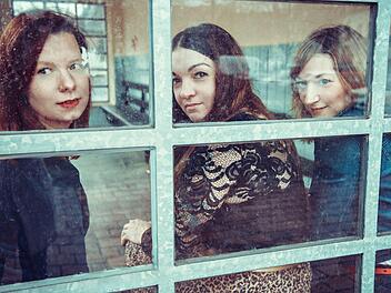 Rebekka Wagner, Marina Zwosta und Isabelle Epplé (von links) sind die Bamberger Punk-Rock-Band The Come And Go-Gos.Nora Photography