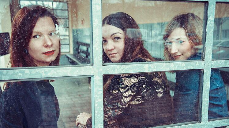 Rebekka Wagner, Marina Zwosta und Isabelle Epplé (von links) sind die Bamberger Punk-Rock-Band The Come And Go-Gos.Nora Photography