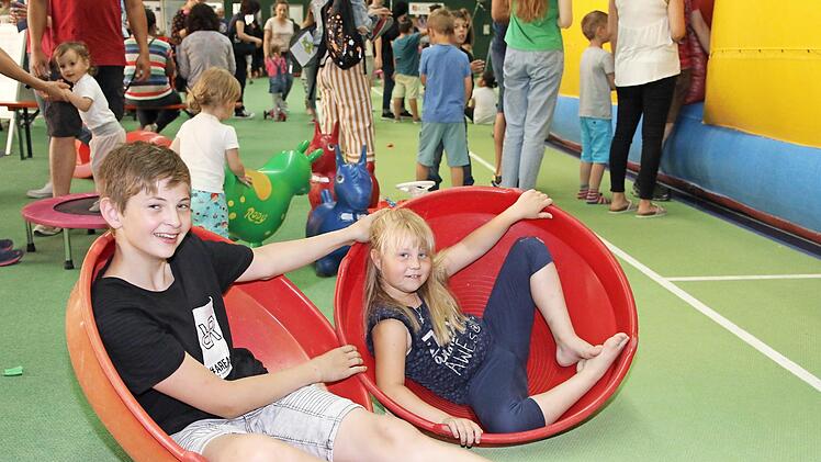Lustige Spiele gab es überall in der Halle.