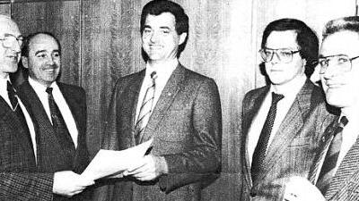 Wolfgang Schneider (Mitte) wird der erste Betriebsleiter im Atlantis. Im November 1988 stellte ihn Bürgermeister Hans Ort gemeinsam mit Stadtbaumeister Herbert Schöttner sowie den Geschäftsführern Werner Philipp und Dieter Lohmaier vor (von links).  Foto: Archiv Georg Peetz