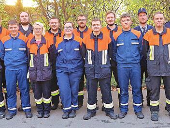 Die Floriansj&uuml;nger aus den &bdquo;oberen D&ouml;rfern&ldquo; zeigen im Beisein vom Uetzinger Stadtrat Manuel Schr&uuml;fer (li), Zweiten B&uuml;rgermeister Holger Then (2. v. li) sowie den Schiedsrichtern tolle Leistungen.