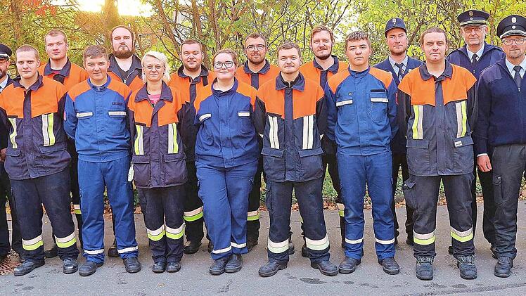 Die Floriansj&uuml;nger aus den &bdquo;oberen D&ouml;rfern&ldquo; zeigen im Beisein vom Uetzinger Stadtrat Manuel Schr&uuml;fer (li), Zweiten B&uuml;rgermeister Holger Then (2. v. li) sowie den Schiedsrichtern tolle Leistungen.