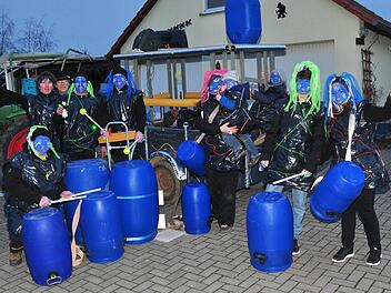 Sie trommelten, was das Zeug hielt: die Mitglieder der Blue Man Group vom "Dampf-Gemisch". Fotos: Ulrike Langer