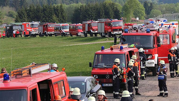 130 Floriansjünger von militärischen und zivilen Wehren standen bei der Großübung Schlange für ihren Einsatz.