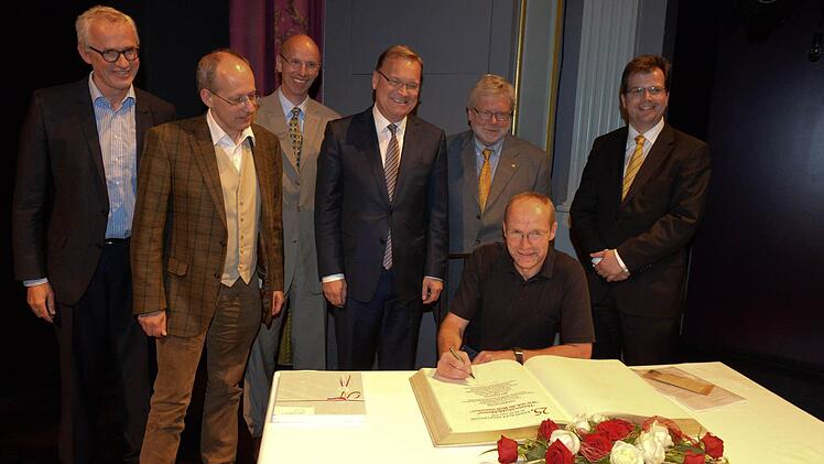 Eintrag ins Goldene Buch mit Kulturreferent Christian Lange (r.), OB Andreas Starke (M.) und Uni-Präsident Ruppert (3. v..r.)