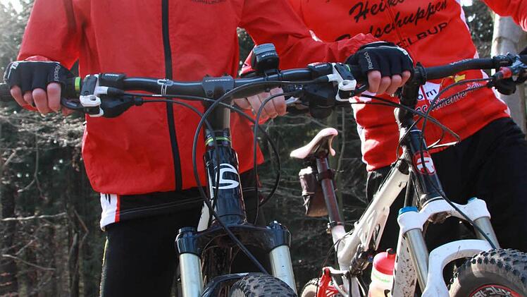Über Stock und Stein? Für Erik und Jürgen Metz und ihre Mountainbikes genau das Richtige. Der Kreisentwickler will für die Mountainbike-Szene ein Streckennetz in der Rhön ausbauen. Foto: Carmen Schmitt