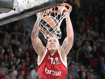 Daniel Theis setzt dank seiner Athletik auch in der Euroleague mit krachenden Dunkings und spektakulären Blocks Ausrufezeichen. Im Schnitt ist er für 9,8 Punkte sowie 4,5 Rebounds gut und verleiht seinem Team meist von der Bank kommend viel Energie. Foto: sportpress