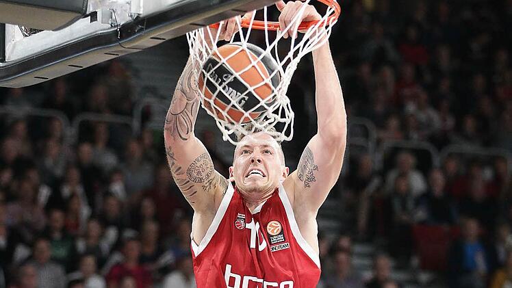 Daniel Theis setzt dank seiner Athletik auch in der Euroleague mit krachenden Dunkings und spektakulären Blocks Ausrufezeichen. Im Schnitt ist er für 9,8 Punkte sowie 4,5 Rebounds gut und verleiht seinem Team meist von der Bank kommend viel Energie. Foto: sportpress