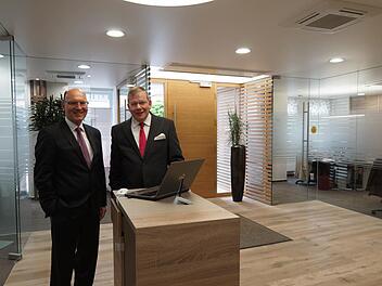 Die Vorstandsmitglieder Matthias Busch und Hubert-Ralph Schmitt im neu eingerichteten Eingangsbereich der Bank Schilling Foto: Arkadius Guzy