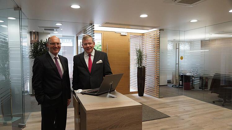 Die Vorstandsmitglieder Matthias Busch und Hubert-Ralph Schmitt im neu eingerichteten Eingangsbereich der Bank Schilling Foto: Arkadius Guzy