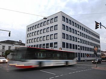 Die ersten 2,8 Millionen Euro sollen 2017 in die Sanierung des ehemaligen Kreiswehrersatzamtes in Bamberg fließen. Noch unklar ist derzeit allerdings, ob die CSU dem von ihr im Sommer überraschend abgelehnten Projekt doch noch zustimmt,  Foto: Ronald Rinklef
