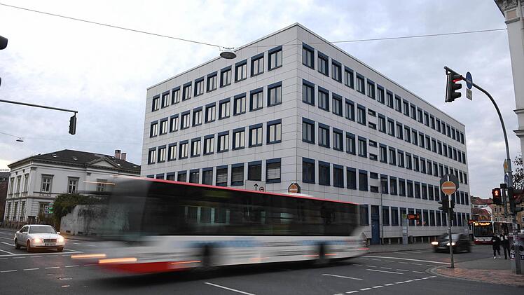 Die ersten 2,8 Millionen Euro sollen 2017 in die Sanierung des ehemaligen Kreiswehrersatzamtes in Bamberg fließen. Noch unklar ist derzeit allerdings, ob die CSU dem von ihr im Sommer überraschend abgelehnten Projekt doch noch zustimmt,  Foto: Ronald Rinklef