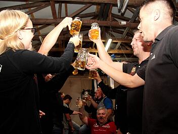 Die Ortsburschen und -madli ließen die Gläser erklingen. Foto: Richard Sänger