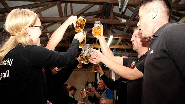 Die Ortsburschen und -madli ließen die Gläser erklingen. Foto: Richard Sänger