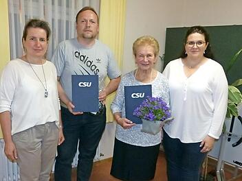 Seit 40 Jahren gehört Betty Wamser (Zweite von rechts) dem CSU-Ortsverband Ludwigschorgastan, seit zehn Jahren ist Dennis Ströhlein dabei. Mit im Bild Ortsvorsitzende Doris Leithner-Bisani (links) und ihre Stellvertreterin Heike Köhler Foto: Klaus-Peter Wulf
