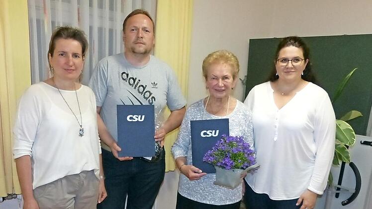 Seit 40 Jahren gehört Betty Wamser (Zweite von rechts) dem CSU-Ortsverband Ludwigschorgastan, seit zehn Jahren ist Dennis Ströhlein dabei. Mit im Bild Ortsvorsitzende Doris Leithner-Bisani (links) und ihre Stellvertreterin Heike Köhler Foto: Klaus-Peter Wulf