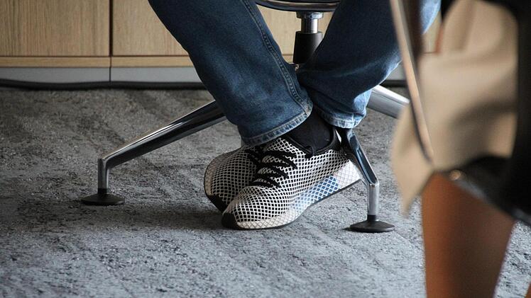 Er sei Influencer auf Instagram, sagte Hofer über sich. Ob die Wahl der Schuhe damit zu tun hat? Foto: Simone Bastian