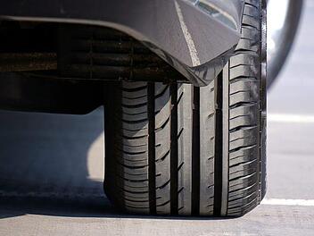 Ein laut Beschreibung helles Fahrzeug hat einen 11-j&auml;hrigen Jungen am Dienstagnachmittag auf dem Parkplatz eines Drogeriemarkts in Forchheim leicht verletzt. Die Polizei bittet um Zeugenhinweise. Symbolbild: MikesPhotos/Pixabay.com