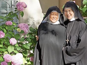 Schwester Nieves (links) freut sich mit Äbtissin Mechthild Thürmer auf das Professjubiläum. Foto: Johannes Michel