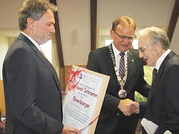 Bürgermeister Bernd Rebhan gratuliert Raimund Schramm zur Verleihung der Ehrenbürgerwürde. Links Landrat Klaus LöfflerVeronika Schadeck