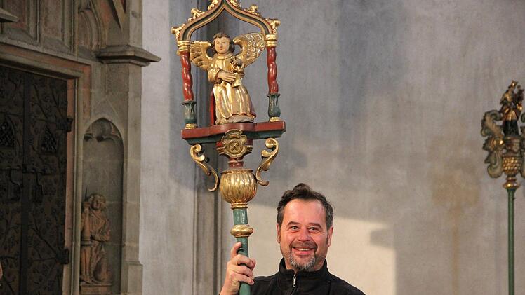 Abtransport der historischen Zunftstangen aus der Münnerstädter Stadtpfarrkirche.Heike Beudert