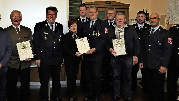 Ehrungen standen im Mittelpunkt des Kameradschaftsabends der Feuerwehr Kauerndorf. Von links: B&uuml;rgermeister Stephan Heckel-Michel, Altb&uuml;rgermeister und Ehrenvorsitzender Hans N&uuml;tzel, Kreisbrandmeister Wolfgang Kunert, stellvertretende Landr&auml;tin Christina Flauder, Kommandant Andreas Hahn, Helmut Stindl, Kreisbrandinspektor Fritz Weinlein, Ehrenkommandant Helmut Hahn, Vorsitzender Michael Str&ouml;hlein, Zweiter Vorsitzender Manuel Weith und stellvertretender Kommandant Klaus Hanisch. Foto: Werner ...