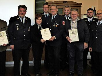 Ehrungen standen im Mittelpunkt des Kameradschaftsabends der Feuerwehr Kauerndorf. Von links: Bürgermeister Stephan Heckel-Michel, Altbürgermeister und Ehrenvorsitzender Hans Nützel, Kreisbrandmeister Wolfgang Kunert, stellvertretende Landrätin Christina Flauder, Kommandant Andreas Hahn, Helmut Stindl, Kreisbrandinspektor Fritz Weinlein, Ehrenkommandant Helmut Hahn, Vorsitzender Michael Ströhlein, Zweiter Vorsitzender Manuel Weith und stellvertretender Kommandant Klaus Hanisch. Foto: Werner ...