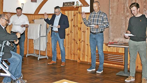Vier neue Gemeinderäte wurden in Schneckenlohe von Bürgermeister Knut Morgenroth (links) feierlich vereidigt.  Foto: Maria Löffler